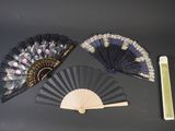 trois types différents de ventilateurs posés sur une table à côté d'une règle