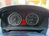 un gros plan du tableau de bord d'une voiture, avec un compteur de vitesse et des jauges
