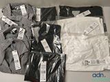 un tas de vêtements posés sur une table