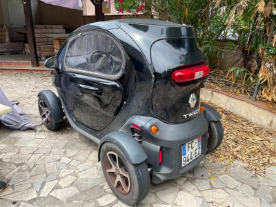 une petite voiture garée sur le bord de la route