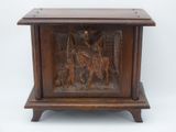 boîte en bois sculptée représentant un homme à cheval et un homme à cheval