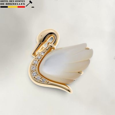 broche en forme de cygne plaquée or, ornée de cristaux blancs et transparents
