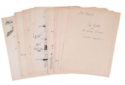 un tas de vieux papiers sur lesquels figurent des inscriptions, sur un fond blanc