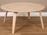 une table en bois sur laquelle est posée une assiette blanche