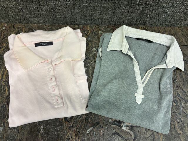BURTON – Lot de deux polos. Taille : 42 à vue. Tâches, à nettoyer