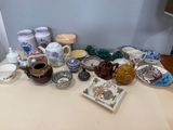 plusieurs types de poteries différentes sur une table