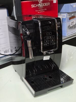 une machine à café posée sur une table