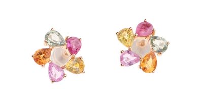 une photo d'une paire de boucles d'oreilles ornées de pierres multicolores