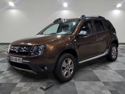 une photo d'une dacia marron garée sur un sol en damier
