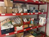 beaucoup de boîtes et de cartons sur les étagères de la pièce