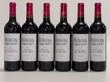 six bouteilles de vin rouge alignées