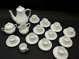 de nombreuses tasses et soucoupes posées sur une table noire