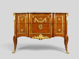 une image représentant une commode ornée de motifs dorés
