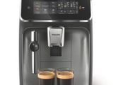 Il y a deux tasses de café dans la machine à café.