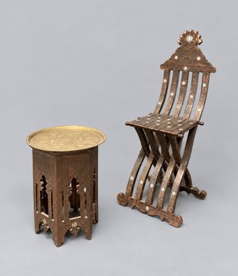 une paire de chaises et une table en forme de chaise