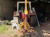 un tracteur garé à l'intérieur d'un bâtiment