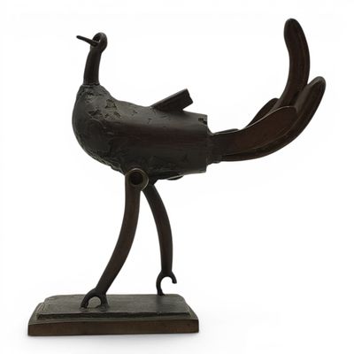 sculpture représentant un oiseau posé sur un socle, sur fond blanc