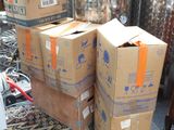 de nombreux cartons empilés sur le sol