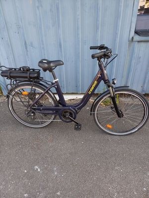 un vélo garé devant un bâtiment