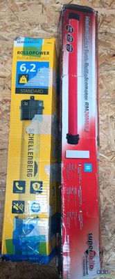 deux boîtes de brosses à dents posées sur une surface en bois