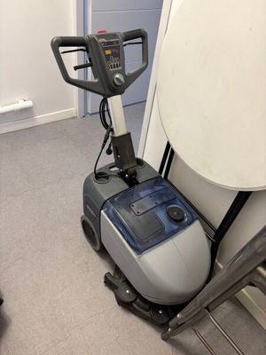 un aspirateur posé par terre