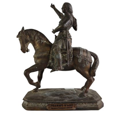 statue en bronze représentant une femme à cheval, le bras levé