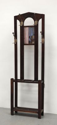 une horloge de parquet posée sur un socle dans une pièce