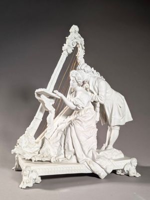 statue représentant un homme et une femme jouant de la harpe sur une table