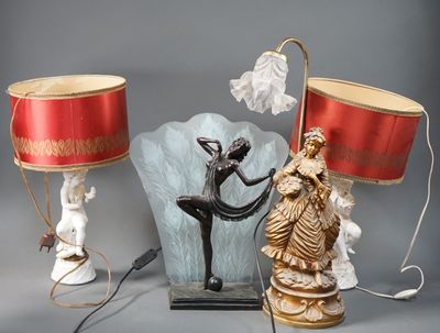 trois lampes posées sur une table