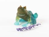 figurine représentant une grenouille assise sur une fleur violette
