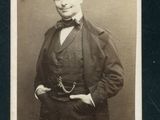 une photo en noir et blanc d'un homme en costume et nœud papillon