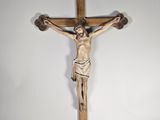 crucifix en bois avec jésus sur la croix sur fond blanc