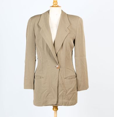 un blazer beige pour femme sur un mannequin, un mannequin, un mannequin, un mannequin, un mannequin, un mannequin, un mannequin, un mannequin, un mannequin
