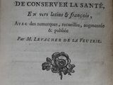 un vieux livre écrit posé sur une table