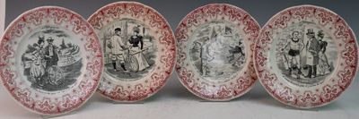 trois assiettes rouges et blanches sur lesquelles figurent des images de personnes