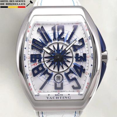 un gros plan d'une montre-bracelet au cadran bleu et blanc
