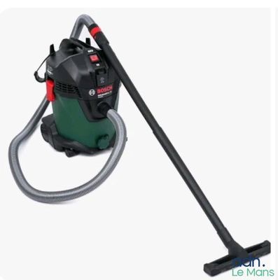 Gros plan sur un aspirateur muni d'un tuyau, sur fond blanc
