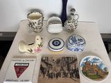 une table sur laquelle se trouvent de nombreux objets différents
