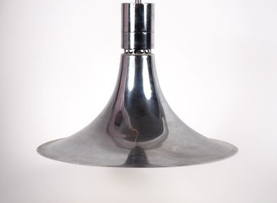 une image représentant une lampe suspendue au plafond