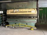 une photo d'une grosse machine garée dans un garage