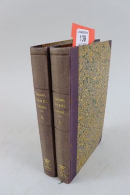 deux livres posés l'un sur l'autre sur une table