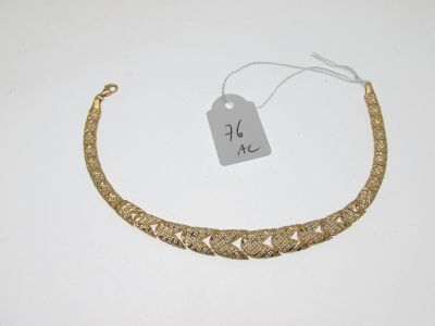 un bracelet en or muni d'une plaque
