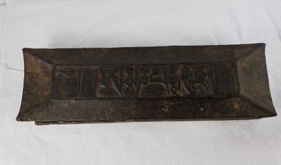 une vieille enseigne en fonte sur laquelle est inscrit le mot « timekeeper »