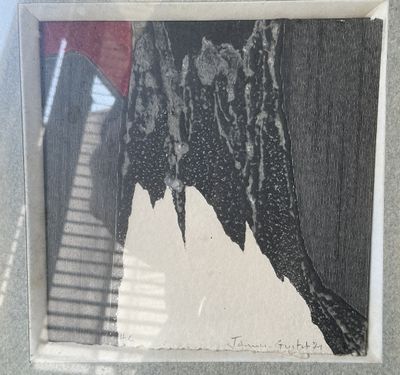 une photo en noir et blanc d'une montagne avec un parapluie rouge