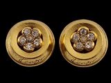 deux paires de boucles d'oreilles en or et diamants sur fond noir