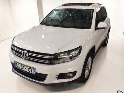 Le SUV Volkswagen blanc est garé dans une pièce blanche.