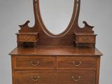 une coiffeuse en bois surmontée d'un miroir