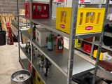 de nombreux fûts sur les étagères du garage