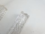 deux vases en verre transparent posés sur une table blanche