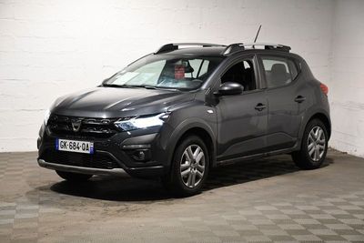 la voiture grise est garée dans un garage au sol en damier